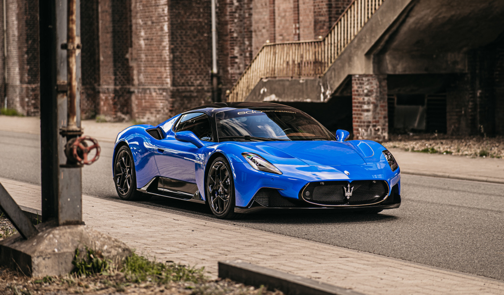 Автомобиль Maserati MC20 Coupé 2022 года на дороге