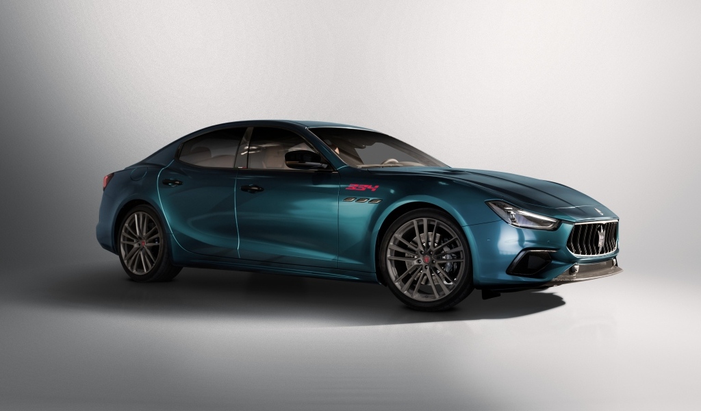 Автомобиль Maserati Ghibli 334 Ultima 2023 года на сером фоне