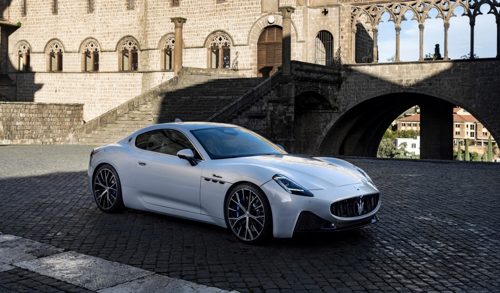 Автомобиль Maserati GranTurismo Modena 2023 года у здания