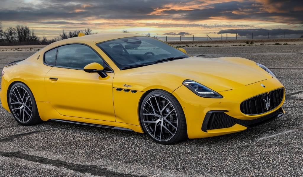 Желтый автомобиль Maserati GranTurismo Trofeo 2023 года