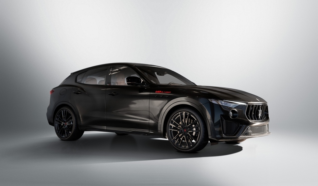 Черный автомобиль Maserati Levante V8 Ultima 2023 года на сером фоне
