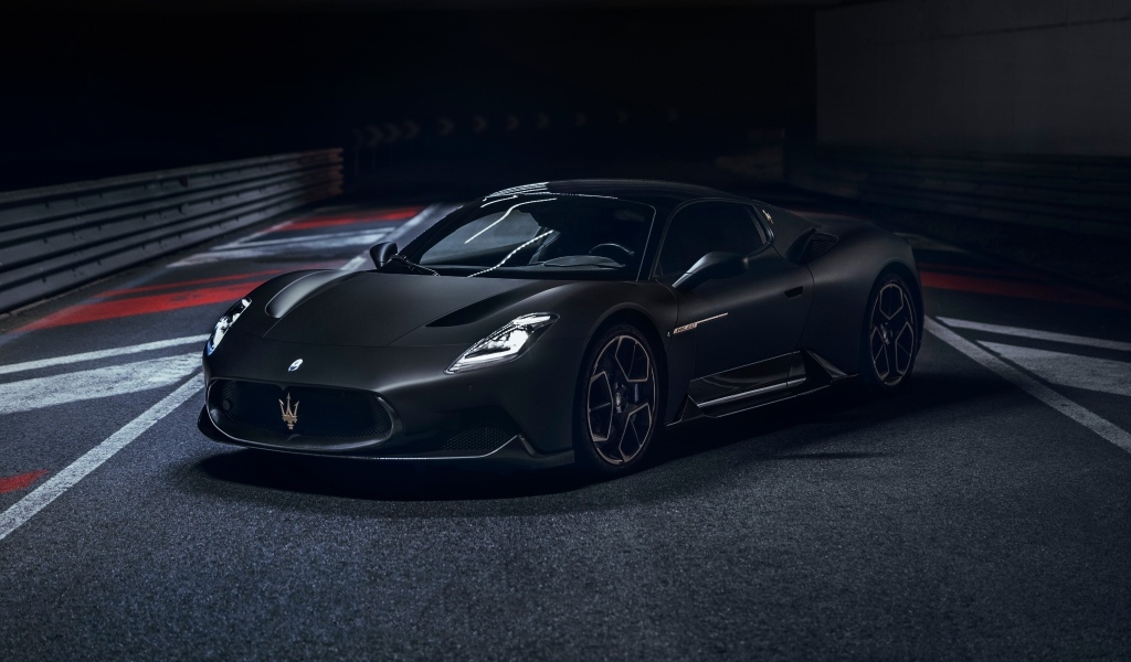 Черный автомобиль Maserati MC20