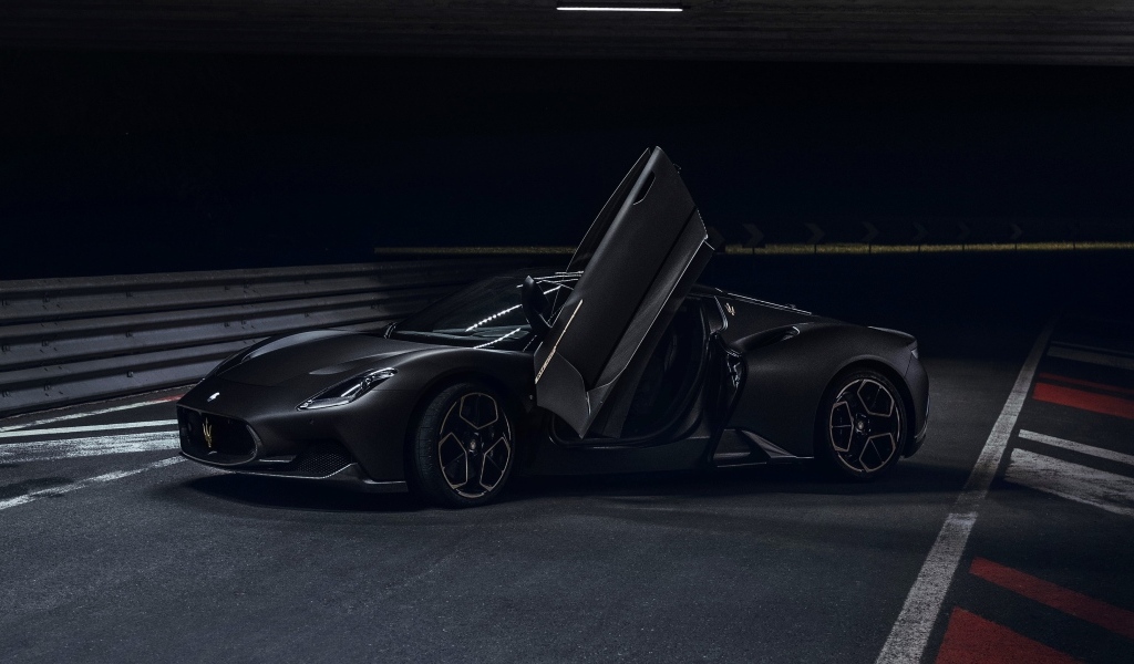 Черный автомобиль Maserati MC20  с открытыми дверями