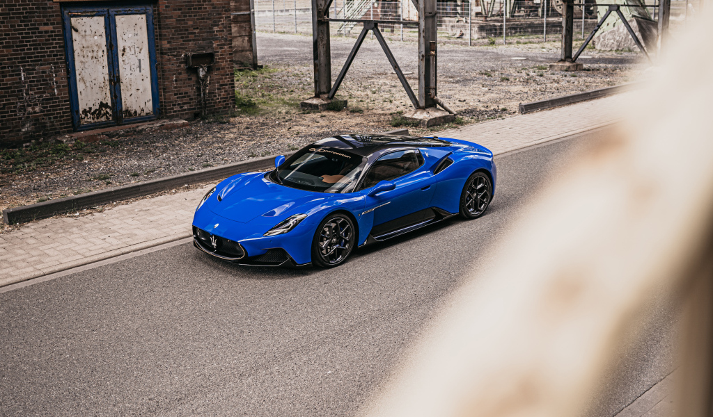 Синий автомобиль Maserati MC20 Coupé 2022 года