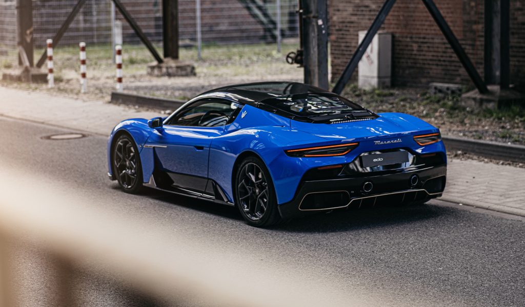 Синий автомобиль Maserati MC20 Coupé 2022 вид сзади