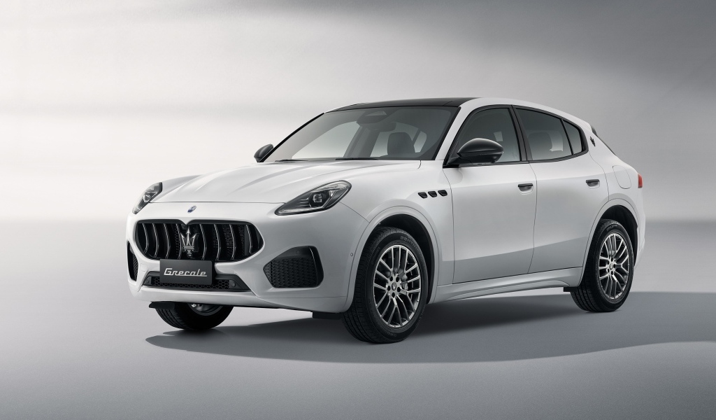 Автомобиль Maserati Grecale Nerissimo Edition 2023 на сером фоне