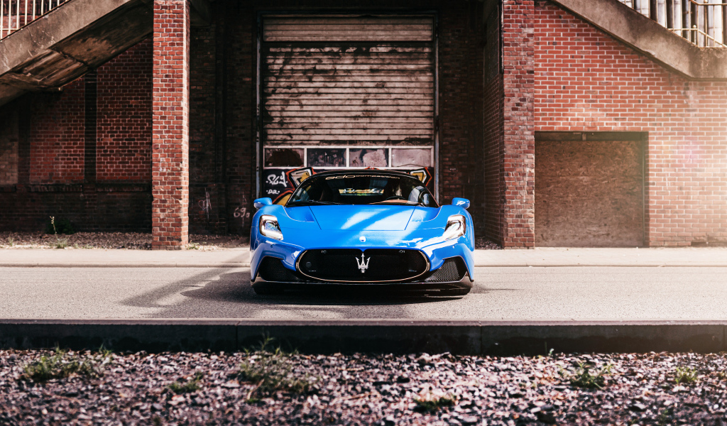 Автомобиль Maserati MC20 Coupé 2022 вид спереди