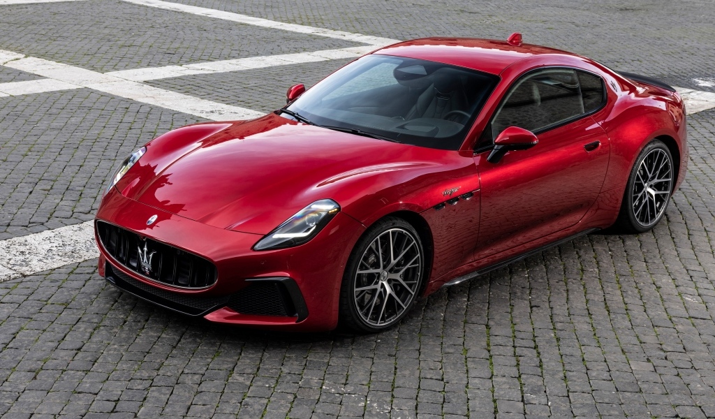Красный Maserati GranTurismo Trofeo 2023 года