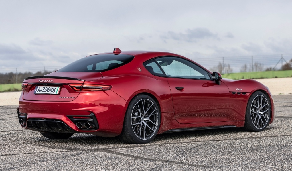 Красный Maserati GranTurismo Trofeo 2023 года вид сзади