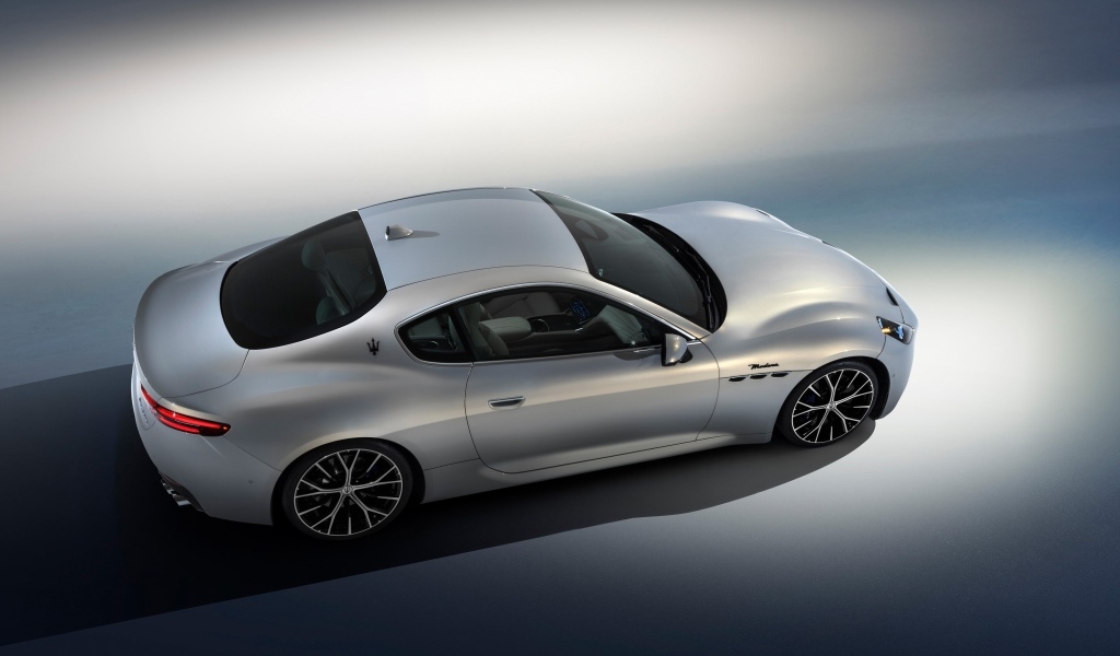 Серебристый Maserati GranTurismo Modena 2023  года