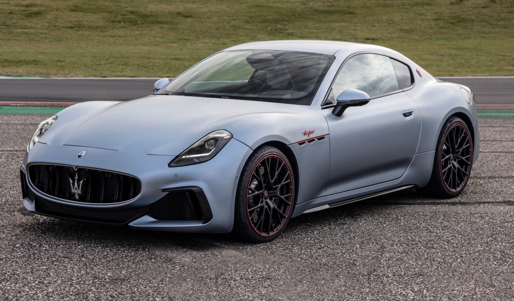 Серебристый автомобиль Maserati GranTurismo Trofeo PrimaSerie 2023 года