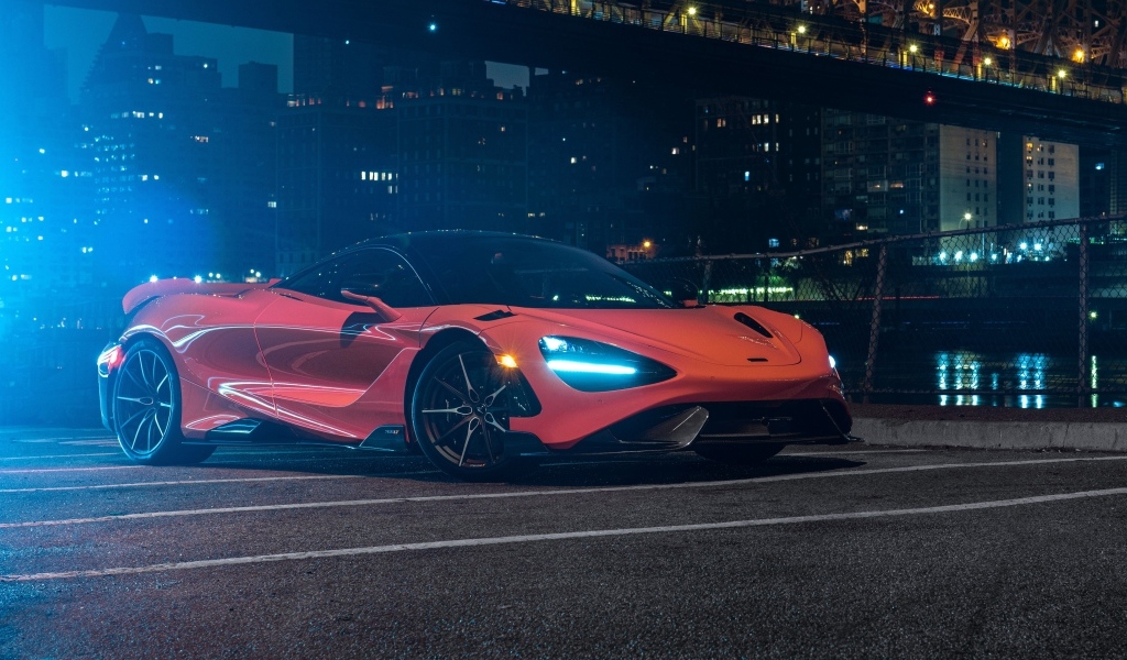Спортивный автомобиль McLaren 765LT, 2022 года