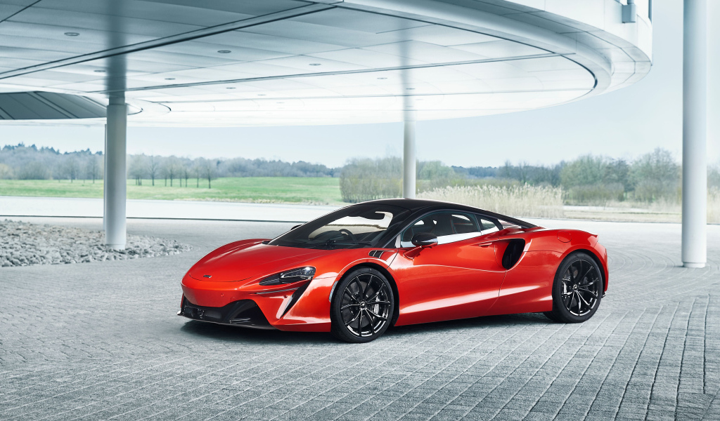 Спортивный красный автомобиль McLaren Artura 2023 года
