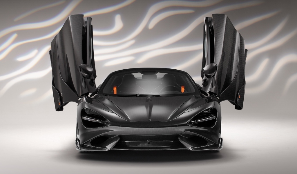 Черный McLaren 765LT Spider Carbon Edition с открытыми дверями