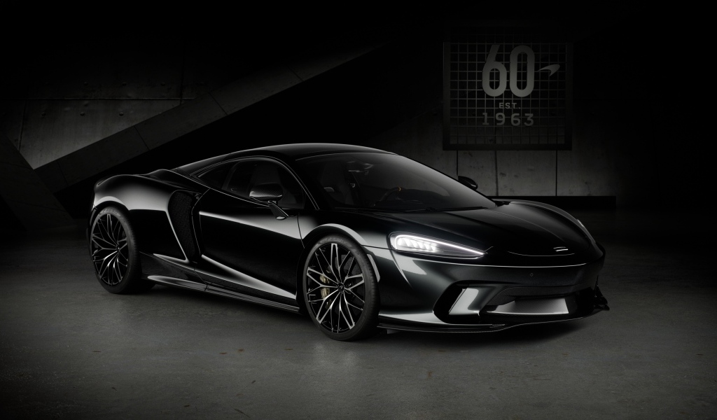 Черный автомобиль McLaren GT 60th