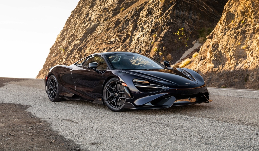 Черный спортивный автомобиль McLaren 765LT Spider у гор