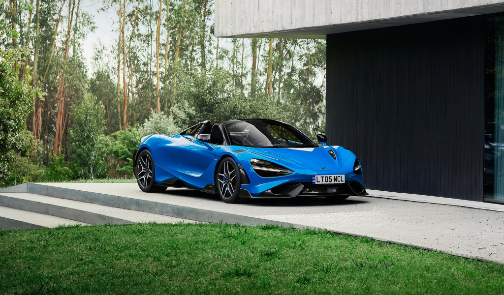 Синий McLaren 765LT Spider 2022 года у дома 