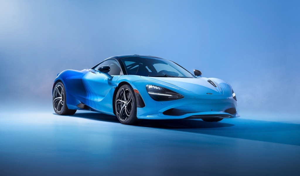 Синий автомобиль McLaren MSO 750S