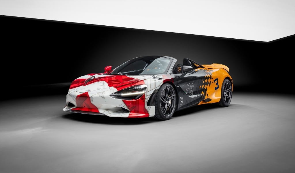 Яркий автомобиль McLaren 750S в здании