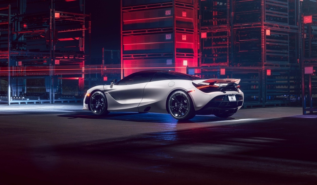 Автомобиль McLaren 720S  вид сзади