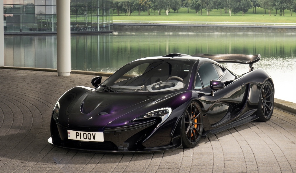 Быстрый автомобиль McLaren P1 у воды