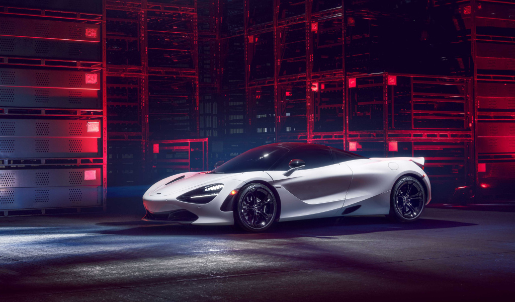 Автомобиль McLaren 720S в здании
