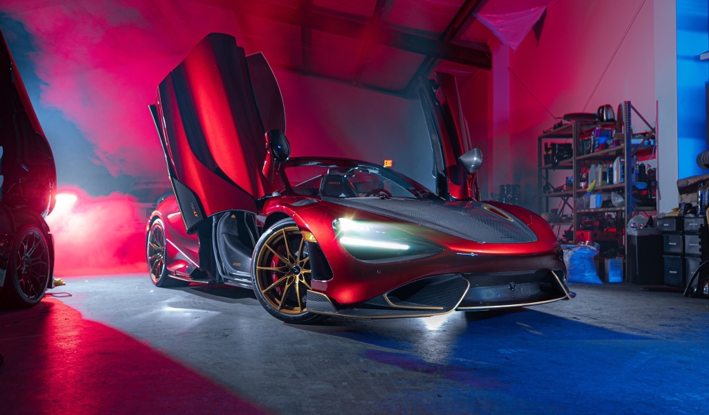 Автомобиль McLaren 765LT Spider с открытыми дверями