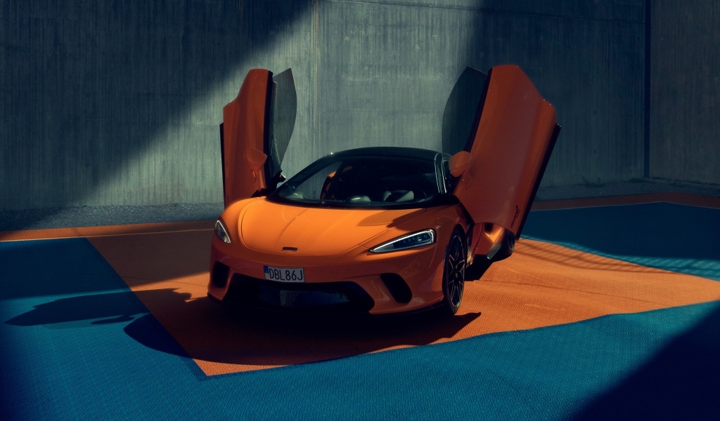 Спорткар McLaren GT с открытыми дверями