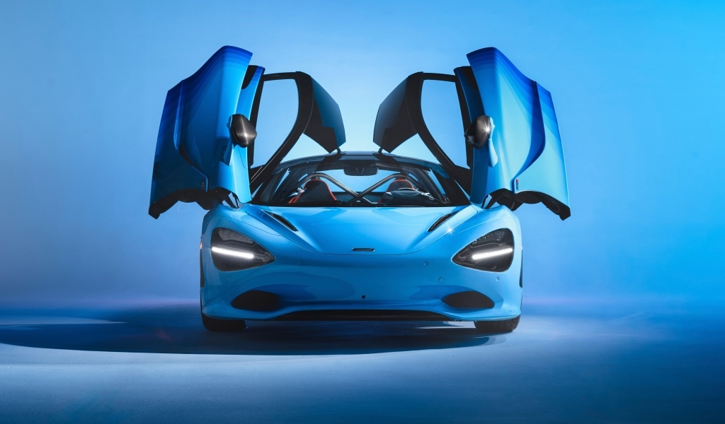 Автомобиль McLaren MSO 750S с открытыми дверями