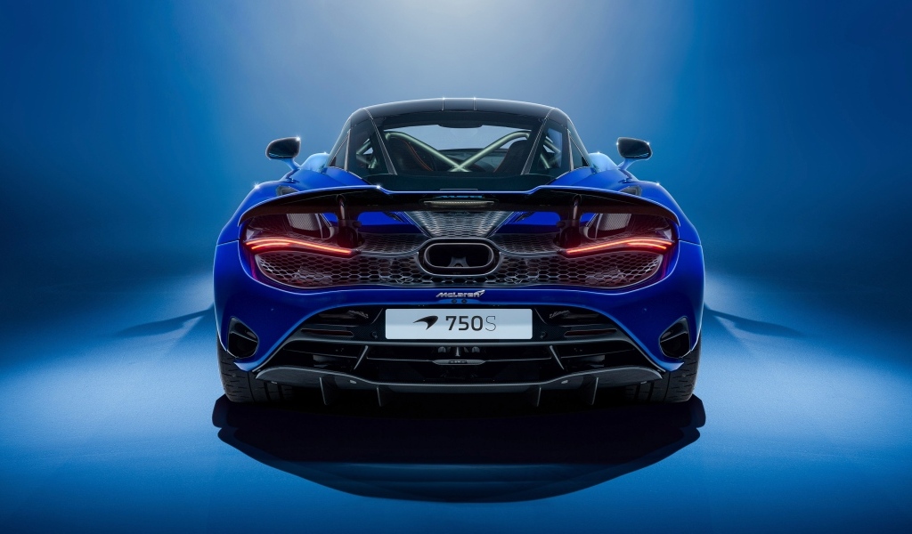 Вид сзади на синий автомобиль McLaren MSO 750S