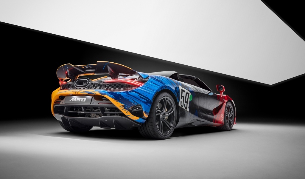 Вид сзади на автомобиль McLaren 750S