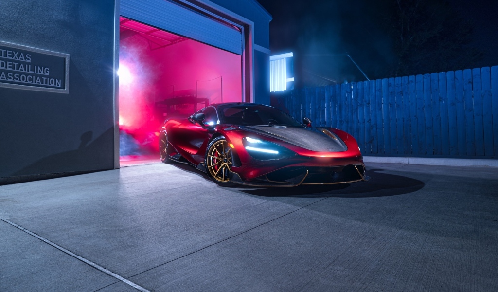 Красный  McLaren 765LT Spider у гаража