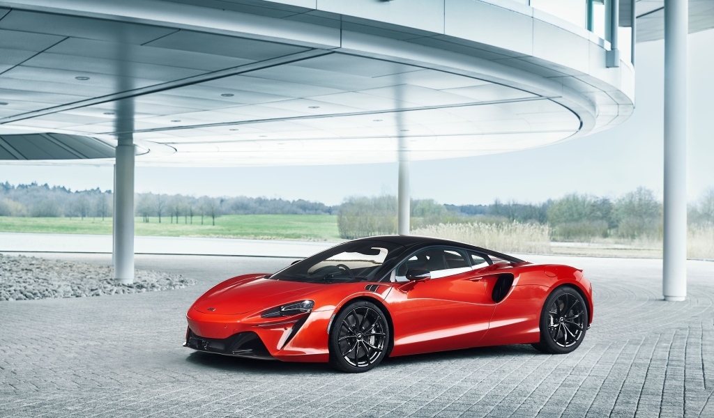 Красный спорткар McLaren ARTURA