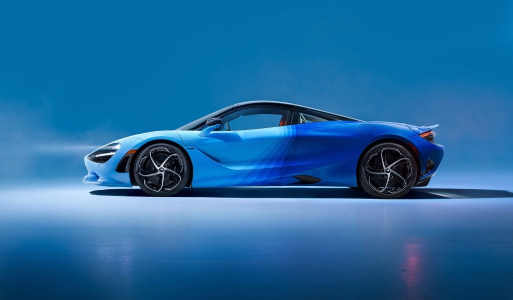 Вид сбоку на синий автомобиль McLaren MSO 750S