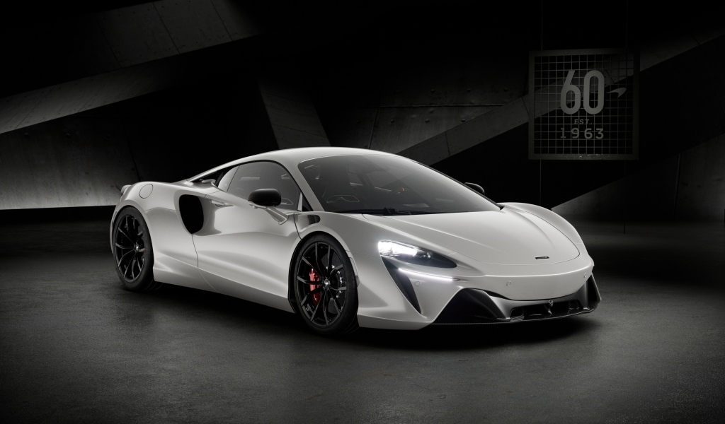 Серебристый автомобиль McLaren Artura 60th Anniversary Edition