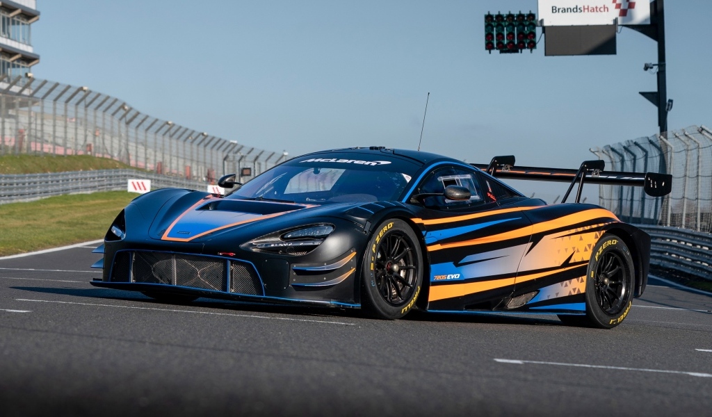 Спортивный автомобиль McLaren 720S GT3 Evo