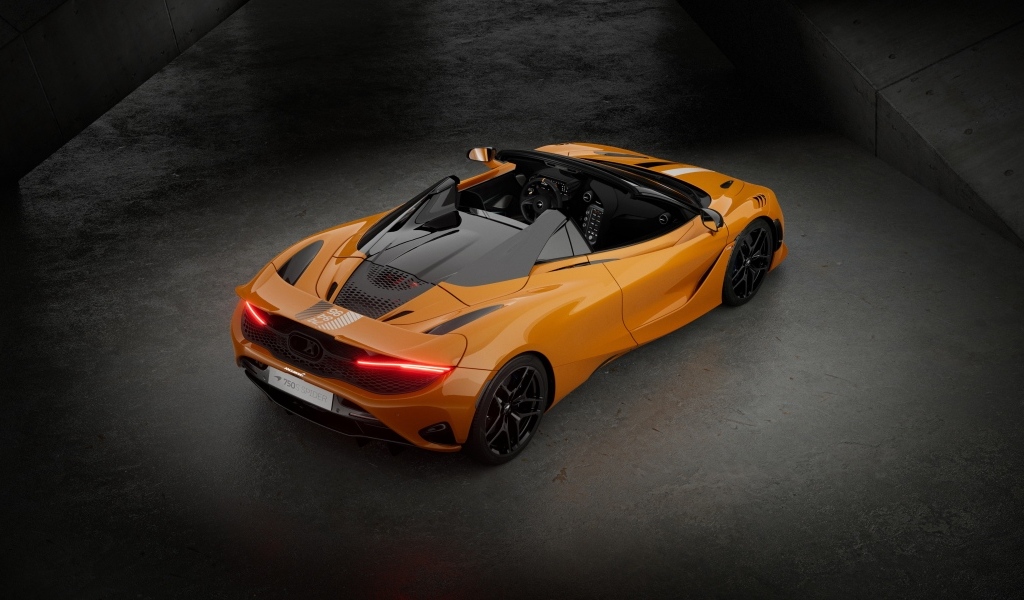 Вид сверху на автомобиль McLaren 750S 60th