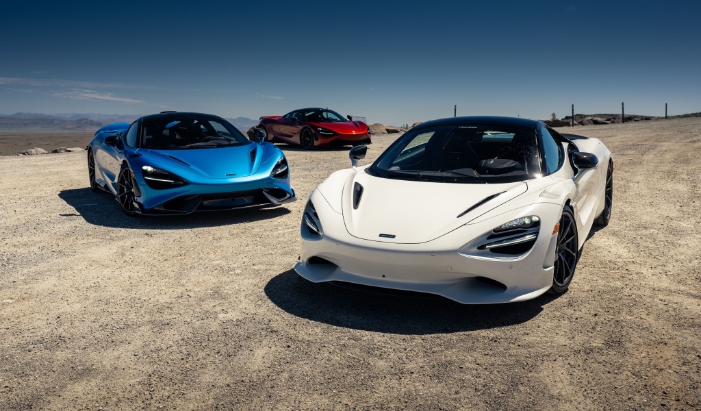 Два автомобиля McLaren 750S 2024 года