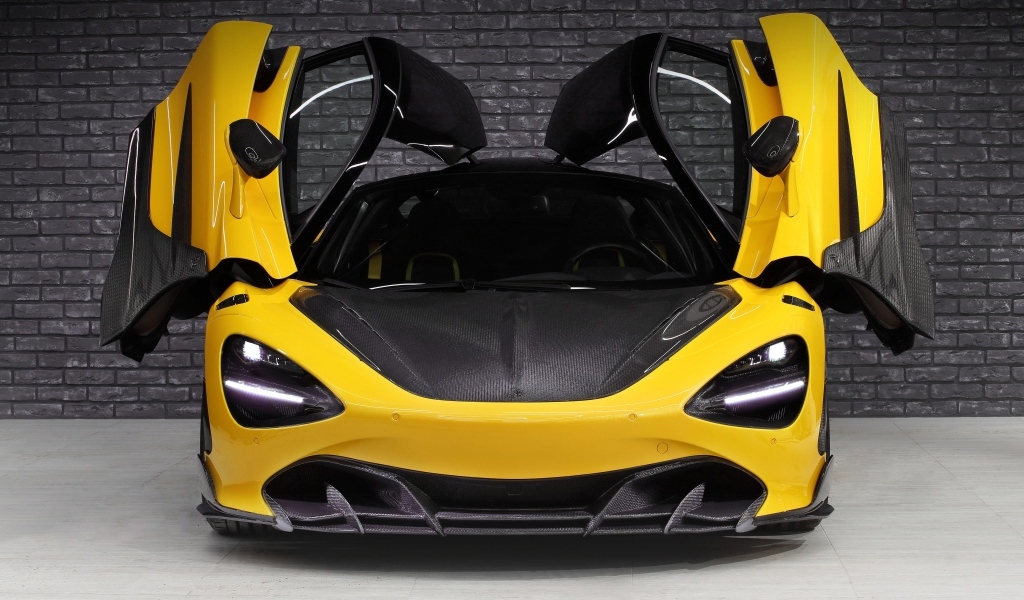 Желтый спорткар McLaren 720S Fury