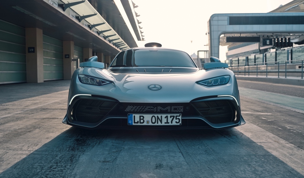 Спортивный автомобиль Mercedes-AMG ONE 2022 года