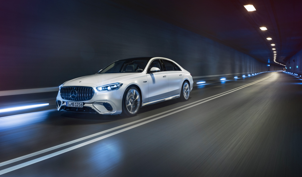 Автомобиль Mercedes-AMG S 63 E Performance 2023 года в тонелле