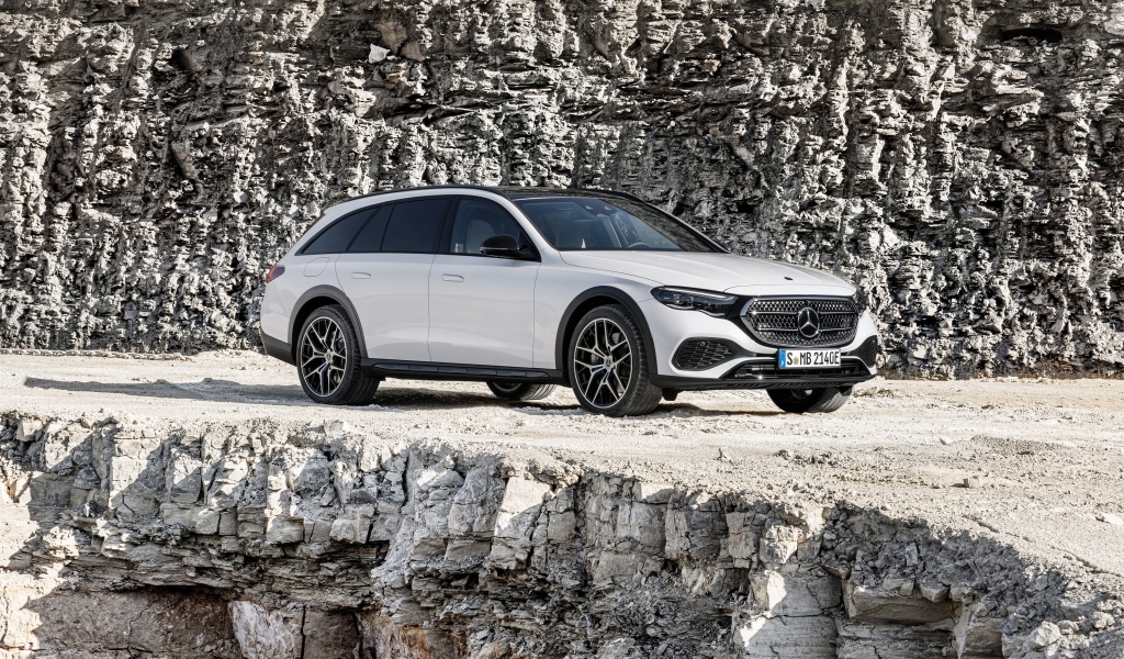 Автомобиль Mercedes-Benz E 450 4MATIC All-Terrain 2024 года в горах