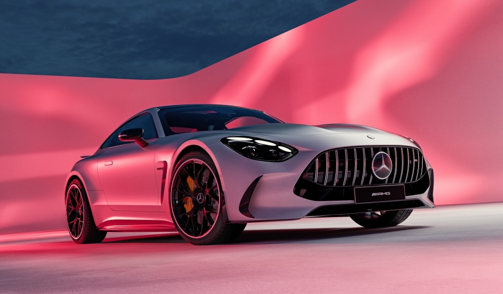 Автомобиль Mercedes AMG GT 2024 года на розовом фоне