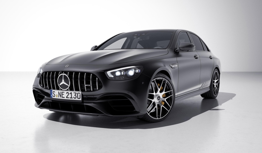 Черный автомобиль Mercedes-AMG E 63 S 4MATIC+