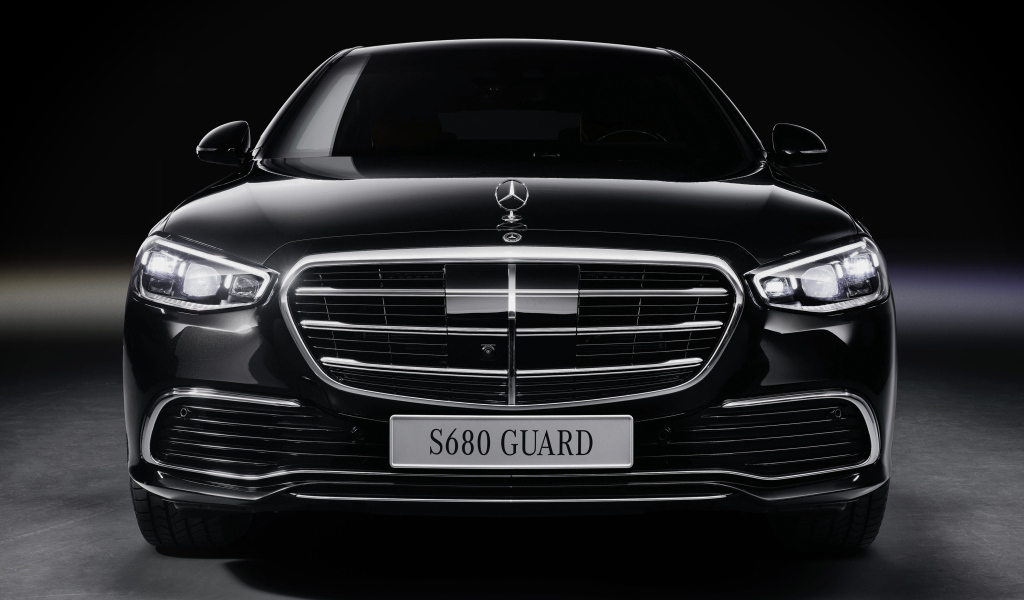 Черный Mercedes-Benz S 680 Guard 4MATIC вид спереди 