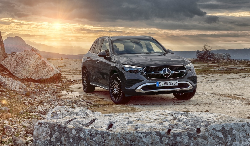 Черный внедорожник Mercedes-Benz GLC 300  на фоне заката