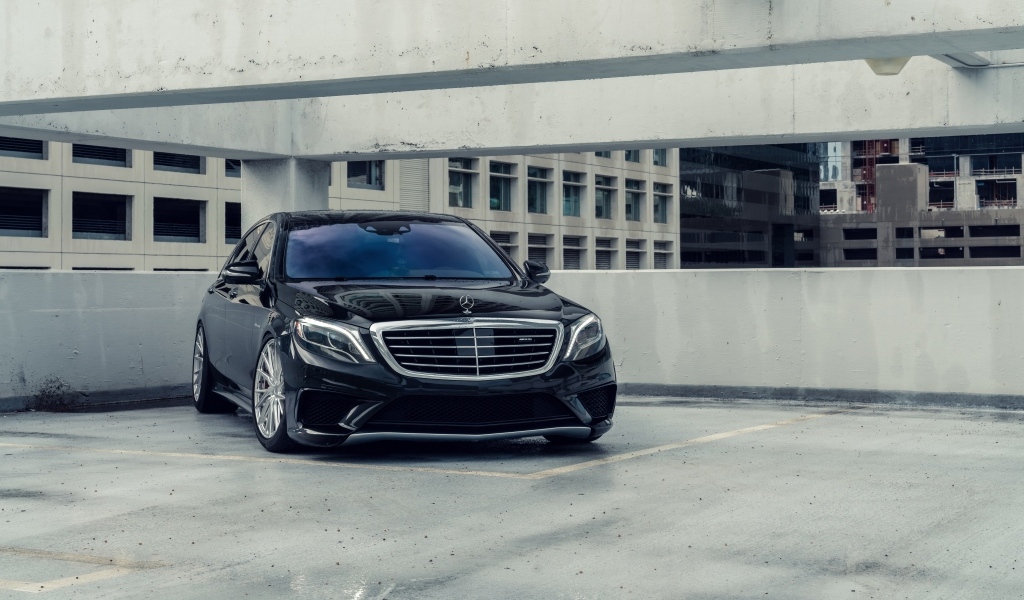 Черный автомобиль Mercedes-Benz S-Coupe S 63 AMG