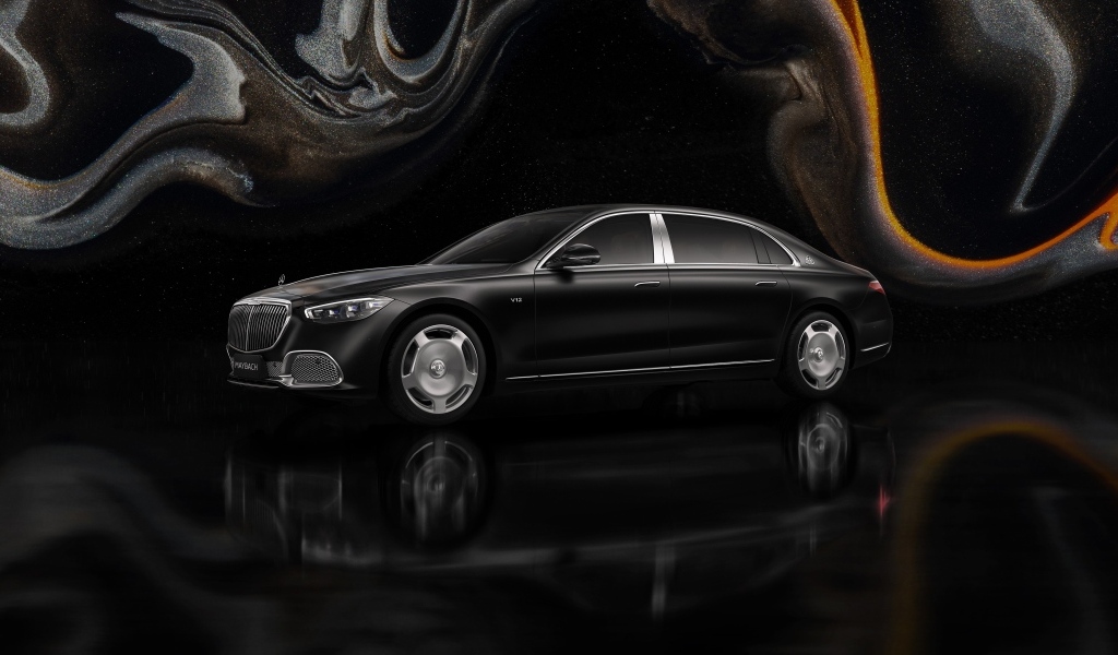 Черный автомобиль Mercedes MAYBACH S 680 4MATIC