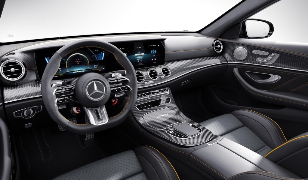 Черный кожаный салон автомобиля Mercedes-AMG E 63 S 4MATIC+