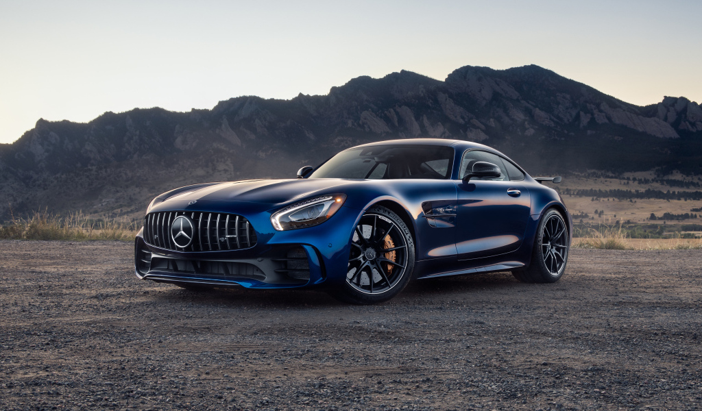 Синий автомобиль Mercedes-Benz AMG GT R в горах